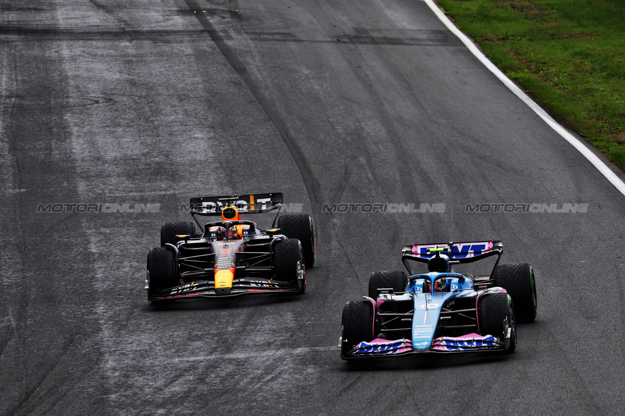 GP OLANDA, Pierre Gasly (FRA) Alpine F1 Team A523 e Max Verstappen (NLD) Red Bull Racing RB19 battle for position.

27.08.2023. Formula 1 World Championship, Rd 14, Dutch Grand Prix, Zandvoort, Netherlands, Gara Day.

 - www.xpbimages.com, EMail: requests@xpbimages.com © Copyright: Coates / XPB Images
