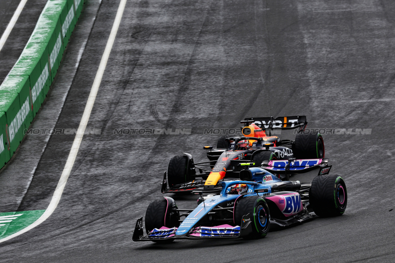 GP OLANDA, Pierre Gasly (FRA) Alpine F1 Team A523 e Max Verstappen (NLD) Red Bull Racing RB19 battle for position.

27.08.2023. Formula 1 World Championship, Rd 14, Dutch Grand Prix, Zandvoort, Netherlands, Gara Day.

 - www.xpbimages.com, EMail: requests@xpbimages.com © Copyright: Coates / XPB Images