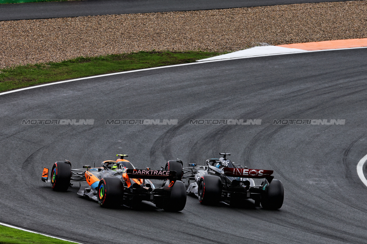 GP OLANDA, George Russell (GBR) Mercedes AMG F1 W14 e Oscar Piastri (AUS) McLaren MCL60 battle for position.

27.08.2023. Formula 1 World Championship, Rd 14, Dutch Grand Prix, Zandvoort, Netherlands, Gara Day.

 - www.xpbimages.com, EMail: requests@xpbimages.com © Copyright: Coates / XPB Images