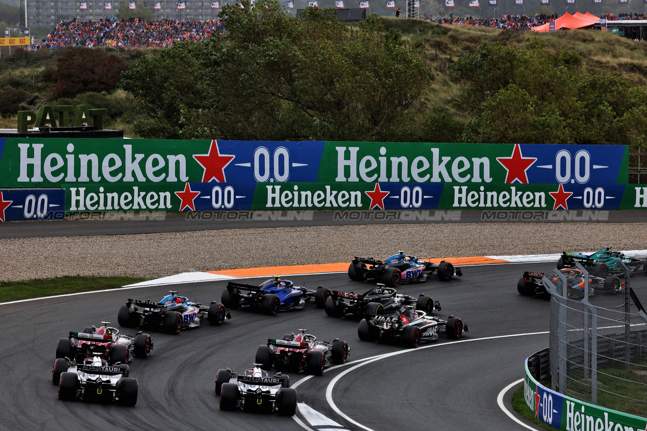 GP OLANDA, Yuki Tsunoda (JPN) AlphaTauri AT04 e Liam Lawson (NZL) AlphaTauri AT04 at the partenza of the race.

27.08.2023. Formula 1 World Championship, Rd 14, Dutch Grand Prix, Zandvoort, Netherlands, Gara Day.

 - www.xpbimages.com, EMail: requests@xpbimages.com © Copyright: Coates / XPB Images