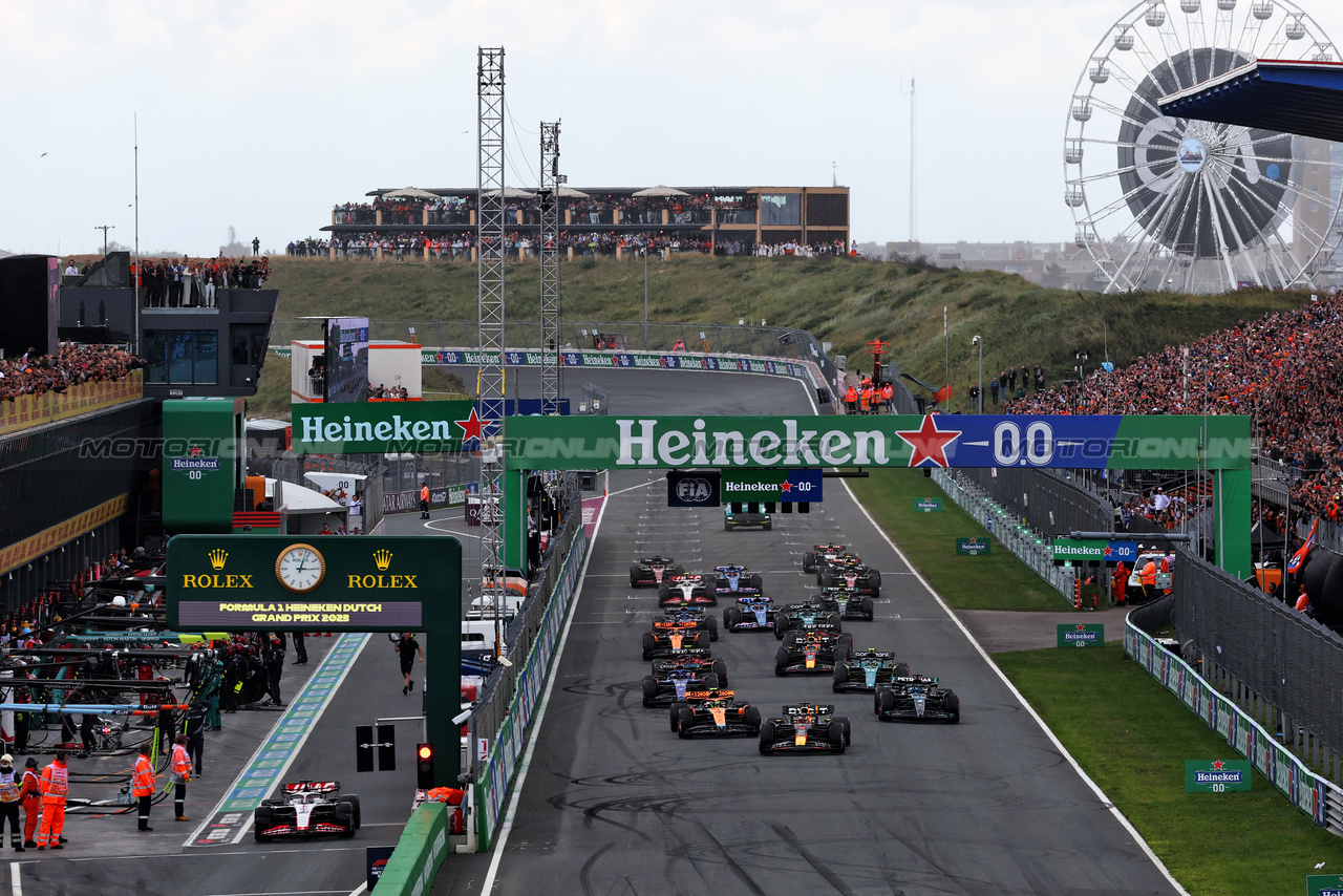 GP OLANDA, Max Verstappen (NLD) Red Bull Racing RB19 davanti a at the partenza of the race.

27.08.2023. Formula 1 World Championship, Rd 14, Dutch Grand Prix, Zandvoort, Netherlands, Gara Day.

 - www.xpbimages.com, EMail: requests@xpbimages.com © Copyright: Coates / XPB Images
