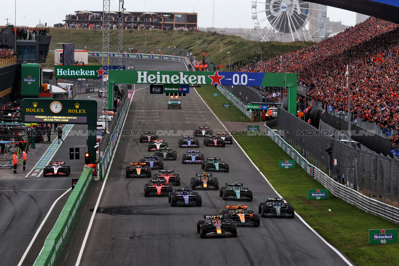 GP OLANDA, Max Verstappen (NLD) Red Bull Racing RB19 davanti a at the partenza of the race.

27.08.2023. Formula 1 World Championship, Rd 14, Dutch Grand Prix, Zandvoort, Netherlands, Gara Day.

 - www.xpbimages.com, EMail: requests@xpbimages.com © Copyright: Coates / XPB Images
