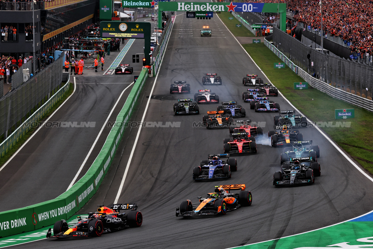 GP OLANDA, Max Verstappen (NLD) Red Bull Racing RB19 davanti a at the partenza of the race.

27.08.2023. Formula 1 World Championship, Rd 14, Dutch Grand Prix, Zandvoort, Netherlands, Gara Day.

 - www.xpbimages.com, EMail: requests@xpbimages.com © Copyright: Coates / XPB Images