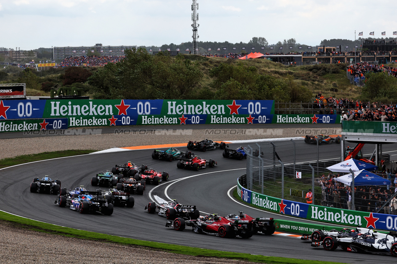 GP OLANDA, Zhou Guanyu (CHN) Alfa Romeo F1 Team C43 e Valtteri Bottas (FIN) Alfa Romeo F1 Team C43 at the partenza of the race.

27.08.2023. Formula 1 World Championship, Rd 14, Dutch Grand Prix, Zandvoort, Netherlands, Gara Day.

 - www.xpbimages.com, EMail: requests@xpbimages.com © Copyright: Coates / XPB Images