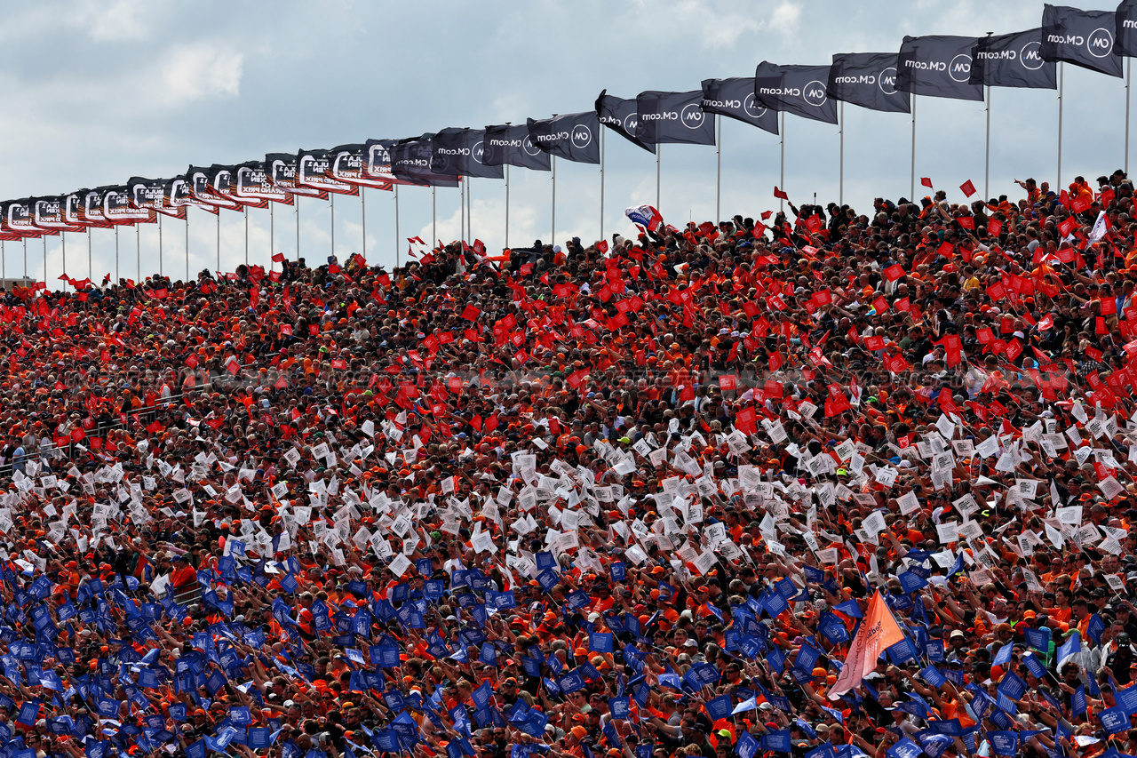 GP OLANDA, Circuit Atmosfera - fans in the grandstand.

27.08.2023. Formula 1 World Championship, Rd 14, Dutch Grand Prix, Zandvoort, Netherlands, Gara Day.

 - www.xpbimages.com, EMail: requests@xpbimages.com © Copyright: Coates / XPB Images