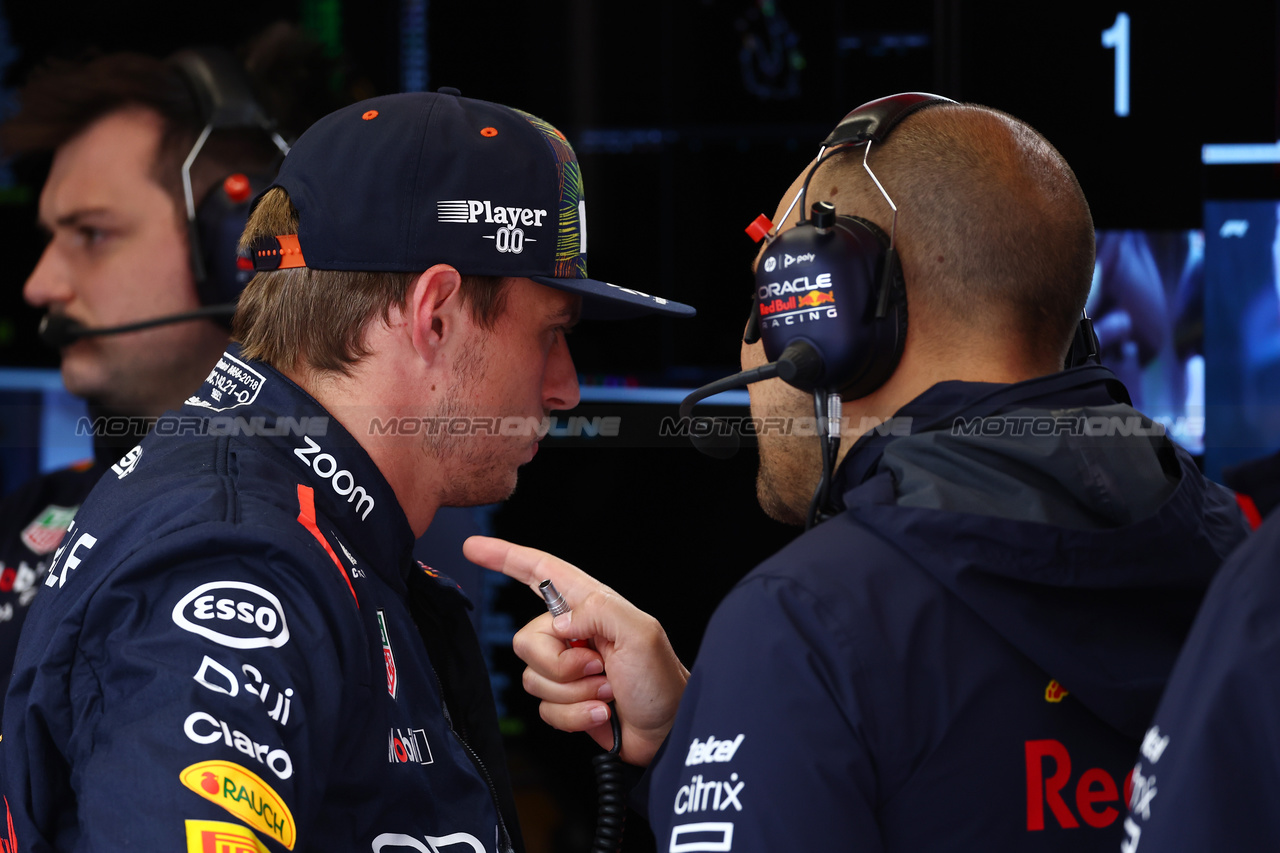 GP OLANDA, (L to R): Max Verstappen (NLD) Red Bull Racing with Gianpiero Lambiase (ITA) Red Bull Racing Engineer.

27.08.2023. Formula 1 World Championship, Rd 14, Dutch Grand Prix, Zandvoort, Netherlands, Gara Day.

 - www.xpbimages.com, EMail: requests@xpbimages.com © Copyright: Coates / XPB Images