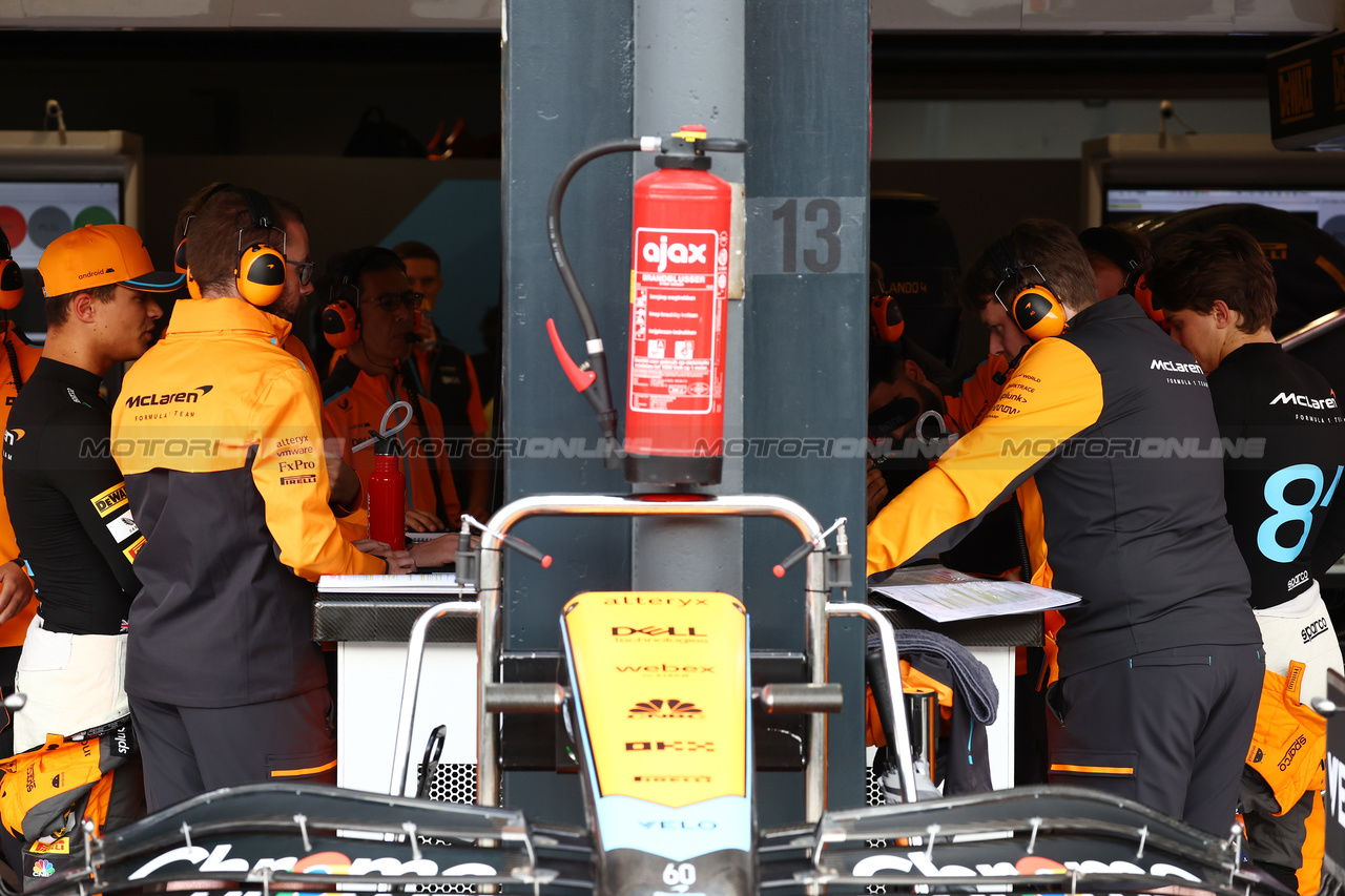 GP OLANDA, Lando Norris (GBR) McLaren e Oscar Piastri (AUS) McLaren.

27.08.2023. Formula 1 World Championship, Rd 14, Dutch Grand Prix, Zandvoort, Netherlands, Gara Day.

 - www.xpbimages.com, EMail: requests@xpbimages.com © Copyright: Coates / XPB Images