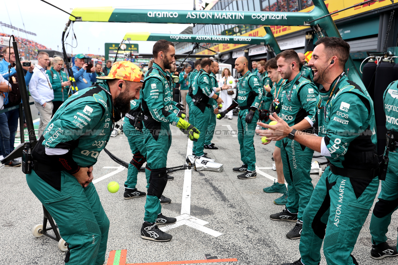 GP OLANDA, Aston Martin F1 Team meccanici with tennis balls.

27.08.2023. Formula 1 World Championship, Rd 14, Dutch Grand Prix, Zandvoort, Netherlands, Gara Day.

- www.xpbimages.com, EMail: requests@xpbimages.com © Copyright: Bearne / XPB Images