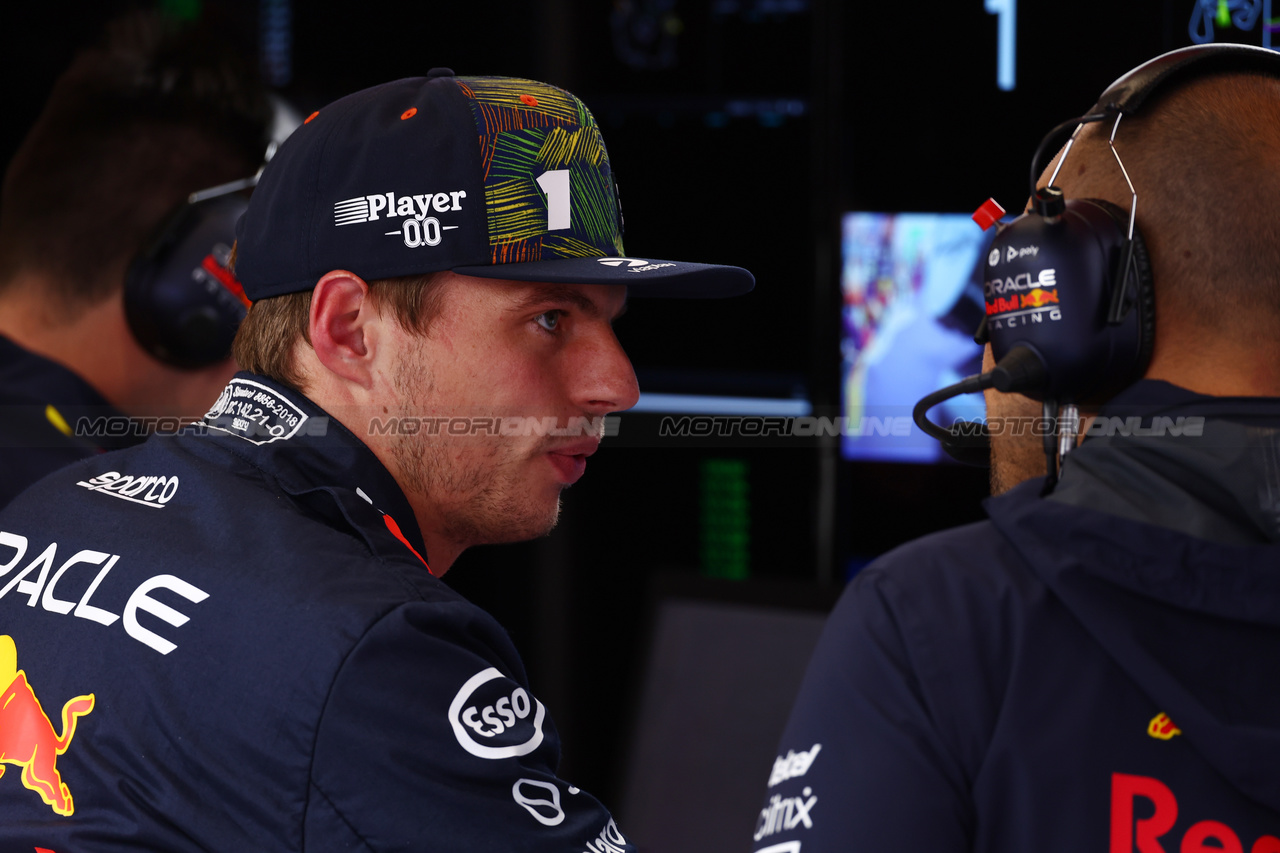 GP OLANDA, Max Verstappen (NLD) Red Bull Racing with Gianpiero Lambiase (ITA) Red Bull Racing Engineer.

27.08.2023. Formula 1 World Championship, Rd 14, Dutch Grand Prix, Zandvoort, Netherlands, Gara Day.

 - www.xpbimages.com, EMail: requests@xpbimages.com © Copyright: Coates / XPB Images
