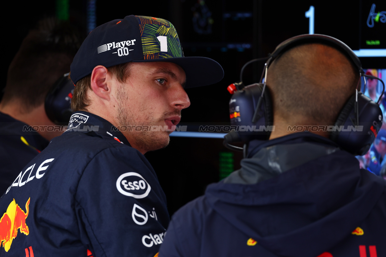 GP OLANDA, Max Verstappen (NLD) Red Bull Racing with Gianpiero Lambiase (ITA) Red Bull Racing Engineer.

27.08.2023. Formula 1 World Championship, Rd 14, Dutch Grand Prix, Zandvoort, Netherlands, Gara Day.

 - www.xpbimages.com, EMail: requests@xpbimages.com © Copyright: Coates / XPB Images