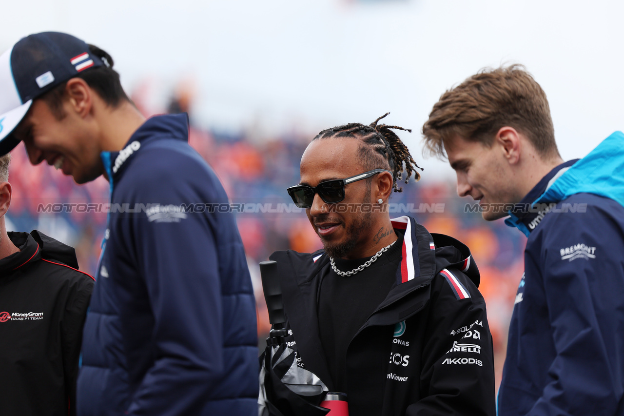 GP OLANDA, (L to R): Lewis Hamilton (GBR) Mercedes AMG F1 with Logan Sargeant (USA) Williams Racing on the drivers' parade.

27.08.2023. Formula 1 World Championship, Rd 14, Dutch Grand Prix, Zandvoort, Netherlands, Gara Day.

 - www.xpbimages.com, EMail: requests@xpbimages.com © Copyright: Staley / XPB Images