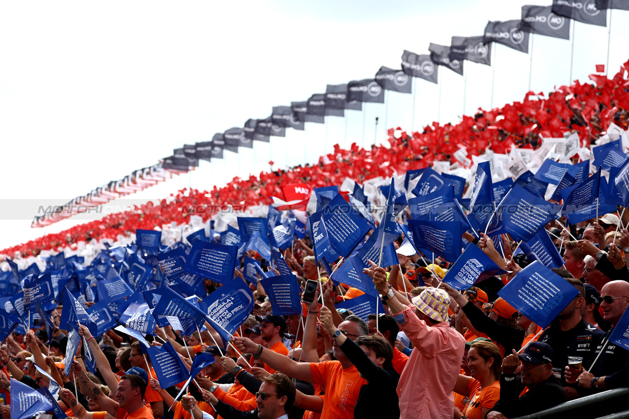 GP OLANDA, Circuit Atmosfera - fans in the grandstand.

27.08.2023. Formula 1 World Championship, Rd 14, Dutch Grand Prix, Zandvoort, Netherlands, Gara Day.

 - www.xpbimages.com, EMail: requests@xpbimages.com © Copyright: Coates / XPB Images