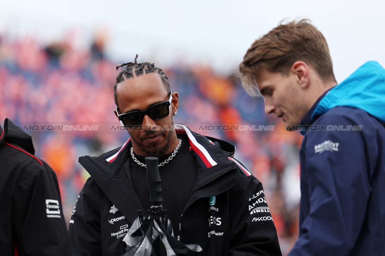 GP OLANDA, (L to R): Lewis Hamilton (GBR) Mercedes AMG F1 with Logan Sargeant (USA) Williams Racing on the drivers' parade.

27.08.2023. Formula 1 World Championship, Rd 14, Dutch Grand Prix, Zandvoort, Netherlands, Gara Day.

 - www.xpbimages.com, EMail: requests@xpbimages.com © Copyright: Staley / XPB Images