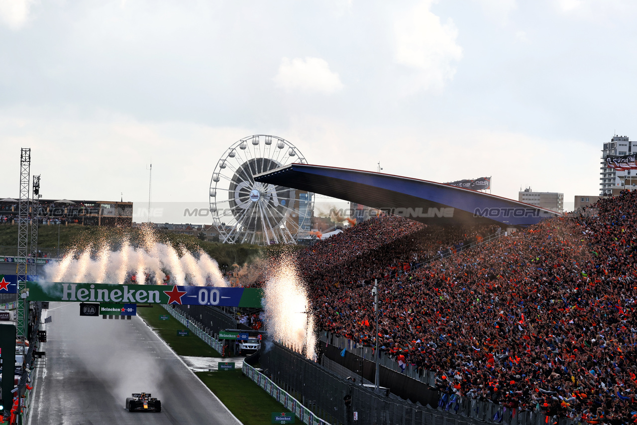 GP OLANDA, Gara winner Max Verstappen (NLD) Red Bull Racing RB19 at the end of the race.

27.08.2023. Formula 1 World Championship, Rd 14, Dutch Grand Prix, Zandvoort, Netherlands, Gara Day.

 - www.xpbimages.com, EMail: requests@xpbimages.com © Copyright: Coates / XPB Images