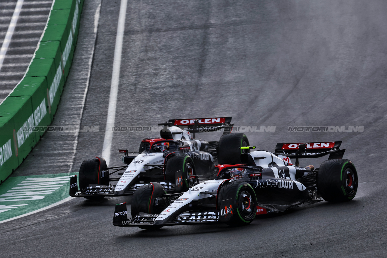GP OLANDA, Yuki Tsunoda (JPN) AlphaTauri AT04 e Liam Lawson (NZL) AlphaTauri AT04 battle for position.

27.08.2023. Formula 1 World Championship, Rd 14, Dutch Grand Prix, Zandvoort, Netherlands, Gara Day.

 - www.xpbimages.com, EMail: requests@xpbimages.com © Copyright: Coates / XPB Images