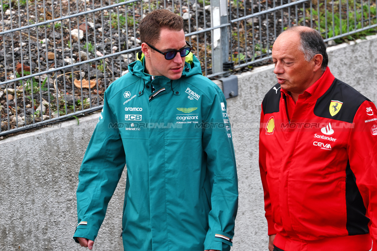 GP OLANDA, (L to R): Stoffel Vandoorne (BEL) Aston Martin F1 Team Test e Reserve Driver with Frederic Vasseur (FRA) Ferrari Team Principal.

27.08.2023. Formula 1 World Championship, Rd 14, Dutch Grand Prix, Zandvoort, Netherlands, Gara Day.

 - www.xpbimages.com, EMail: requests@xpbimages.com © Copyright: Coates / XPB Images