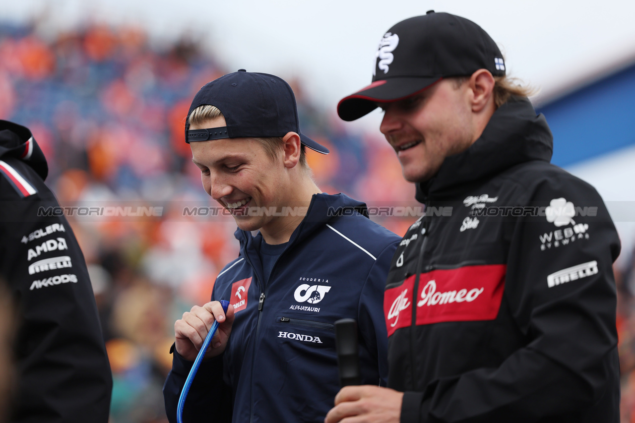 GP OLANDA, (L to R): Logan Sargeant (USA) Williams Racing with Valtteri Bottas (FIN) Alfa Romeo F1 Team on the drivers' parade.

27.08.2023. Formula 1 World Championship, Rd 14, Dutch Grand Prix, Zandvoort, Netherlands, Gara Day.

 - www.xpbimages.com, EMail: requests@xpbimages.com © Copyright: Staley / XPB Images