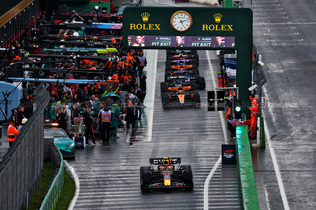 GP OLANDA, Sergio Perez (MEX) Red Bull Racing RB19 leaves the pits at the race repartenza.

27.08.2023. Formula 1 World Championship, Rd 14, Dutch Grand Prix, Zandvoort, Netherlands, Gara Day.

 - www.xpbimages.com, EMail: requests@xpbimages.com © Copyright: Coates / XPB Images