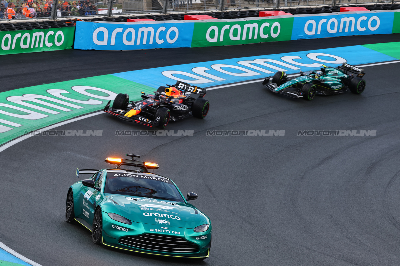 GP OLANDA, Max Verstappen (NLD) Red Bull Racing RB19 davanti a behind the Aston Martin FIA Safety Car.

27.08.2023. Formula 1 World Championship, Rd 14, Dutch Grand Prix, Zandvoort, Netherlands, Gara Day.

- www.xpbimages.com, EMail: requests@xpbimages.com © Copyright: Miltenburg / XPB Images