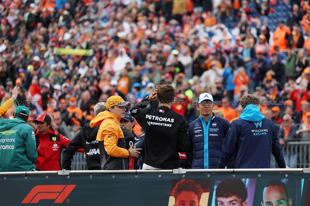 GP OLANDA, Oscar Piastri (AUS) McLaren; George Russell (GBR) Mercedes AMG F1; Alexander Albon (THA) Williams Racing; e Logan Sargeant (USA) Williams Racing, on the drivers' parade.

27.08.2023. Formula 1 World Championship, Rd 14, Dutch Grand Prix, Zandvoort, Netherlands, Gara Day.

 - www.xpbimages.com, EMail: requests@xpbimages.com © Copyright: Staley / XPB Images