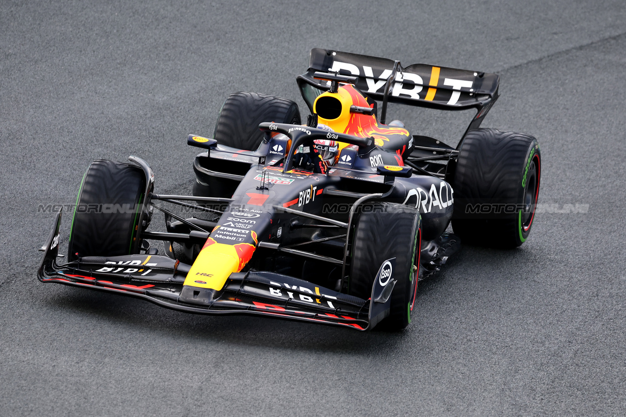 GP OLANDA, Gara winner Max Verstappen (NLD) Red Bull Racing RB19 celebrates at the end of the race.

27.08.2023. Formula 1 World Championship, Rd 14, Dutch Grand Prix, Zandvoort, Netherlands, Gara Day.

- www.xpbimages.com, EMail: requests@xpbimages.com © Copyright: Miltenburg / XPB Images