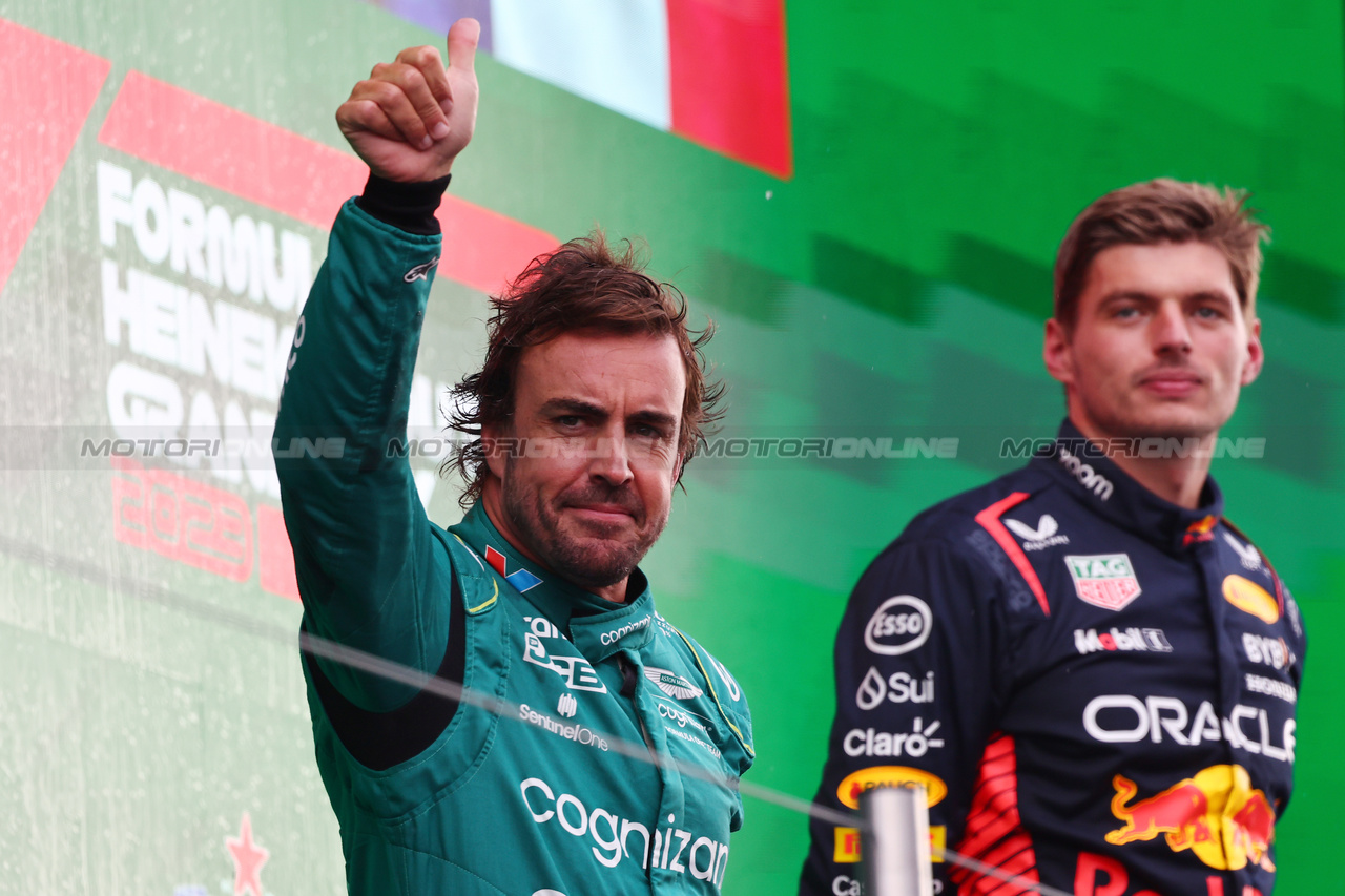 GP OLANDA, Fernando Alonso (ESP) Aston Martin F1 Team celebrates his second position on the podium.

27.08.2023. Formula 1 World Championship, Rd 14, Dutch Grand Prix, Zandvoort, Netherlands, Gara Day.

- www.xpbimages.com, EMail: requests@xpbimages.com © Copyright: Miltenburg / XPB Images
