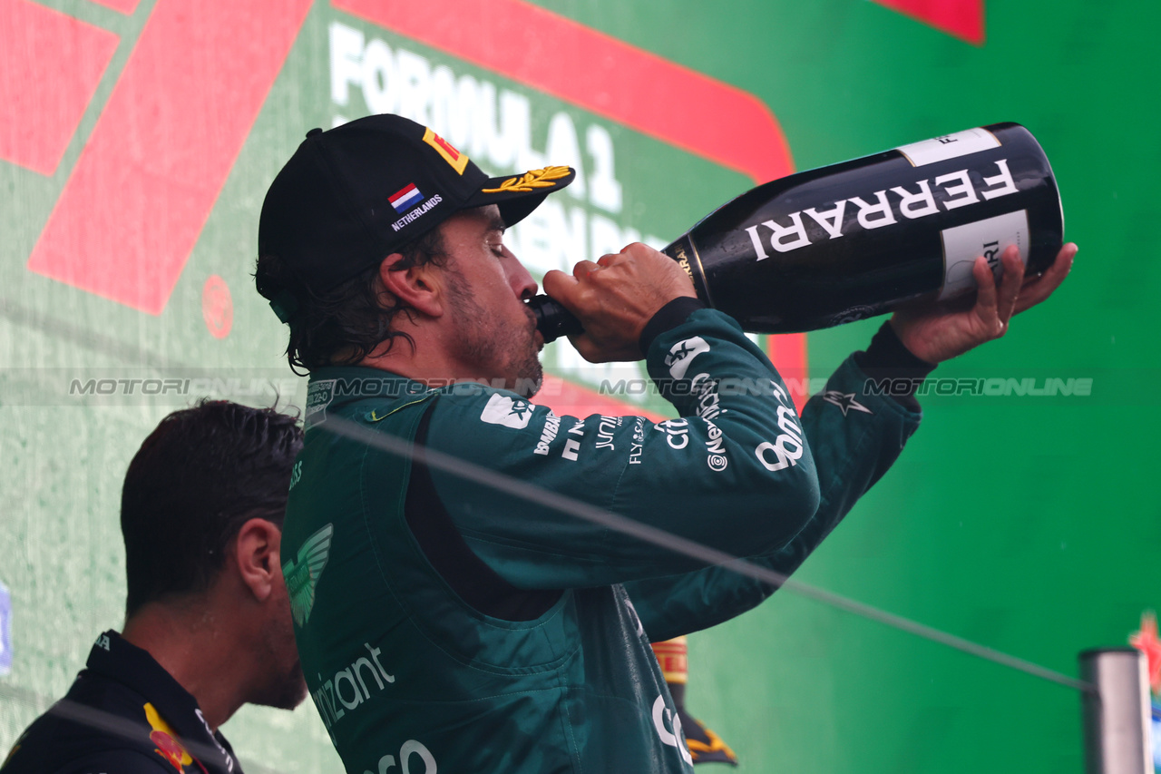 GP OLANDA, Fernando Alonso (ESP) Aston Martin F1 Team celebrates his second position on the podium.

27.08.2023. Formula 1 World Championship, Rd 14, Dutch Grand Prix, Zandvoort, Netherlands, Gara Day.

- www.xpbimages.com, EMail: requests@xpbimages.com © Copyright: Miltenburg / XPB Images