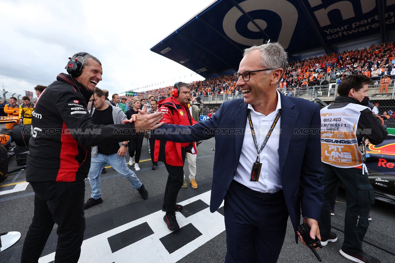 GP OLANDA, (L to R): Guenther Steiner (ITA) Haas F1 Team Prinicipal with Stefano Domenicali (ITA) Formula One President e CEO on the grid.

27.08.2023. Formula 1 World Championship, Rd 14, Dutch Grand Prix, Zandvoort, Netherlands, Gara Day.

- www.xpbimages.com, EMail: requests@xpbimages.com © Copyright: Moy / XPB Images