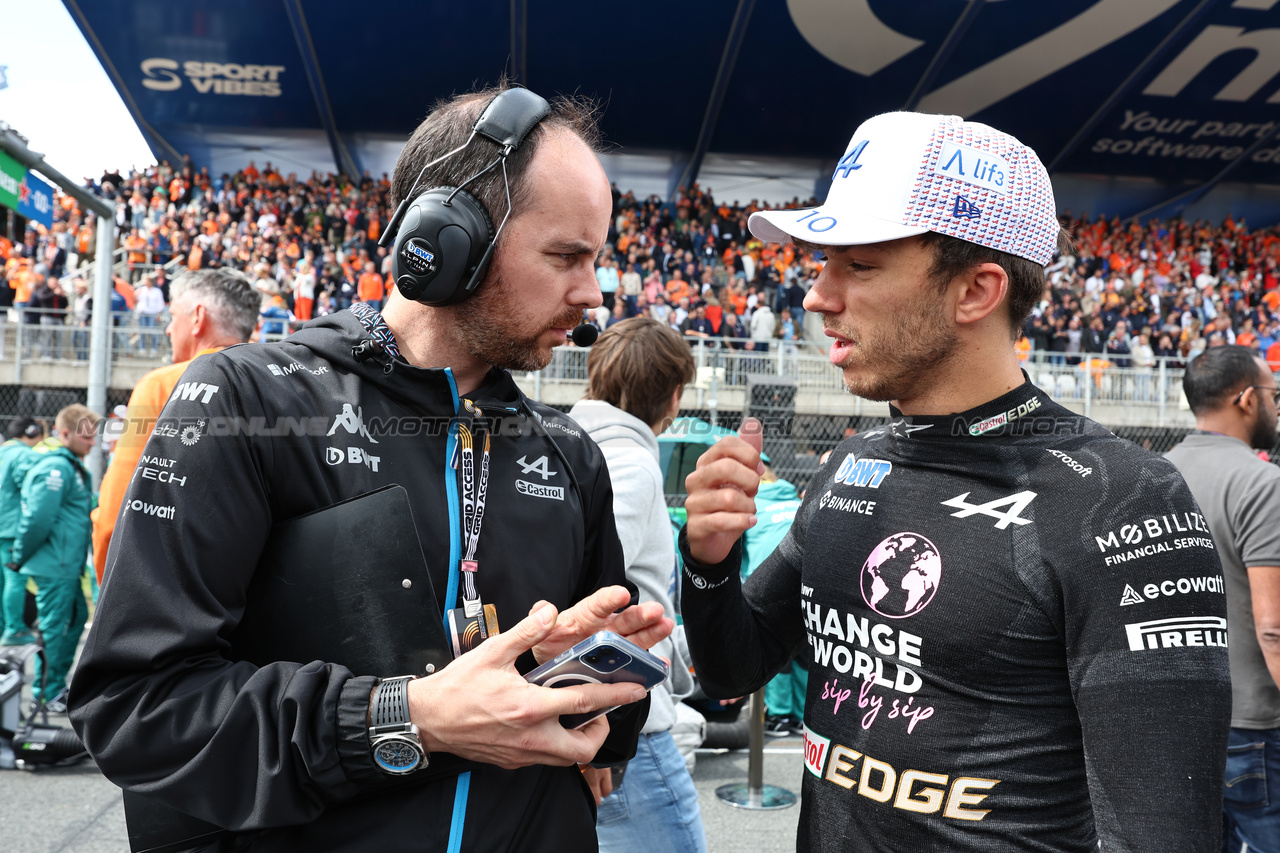 GP OLANDA, Pierre Gasly (FRA) Alpine F1 Team with Karel Loos (BEL) Alpine F1 Team Gara Engineer on the grid.

27.08.2023. Formula 1 World Championship, Rd 14, Dutch Grand Prix, Zandvoort, Netherlands, Gara Day.

- www.xpbimages.com, EMail: requests@xpbimages.com © Copyright: Moy / XPB Images