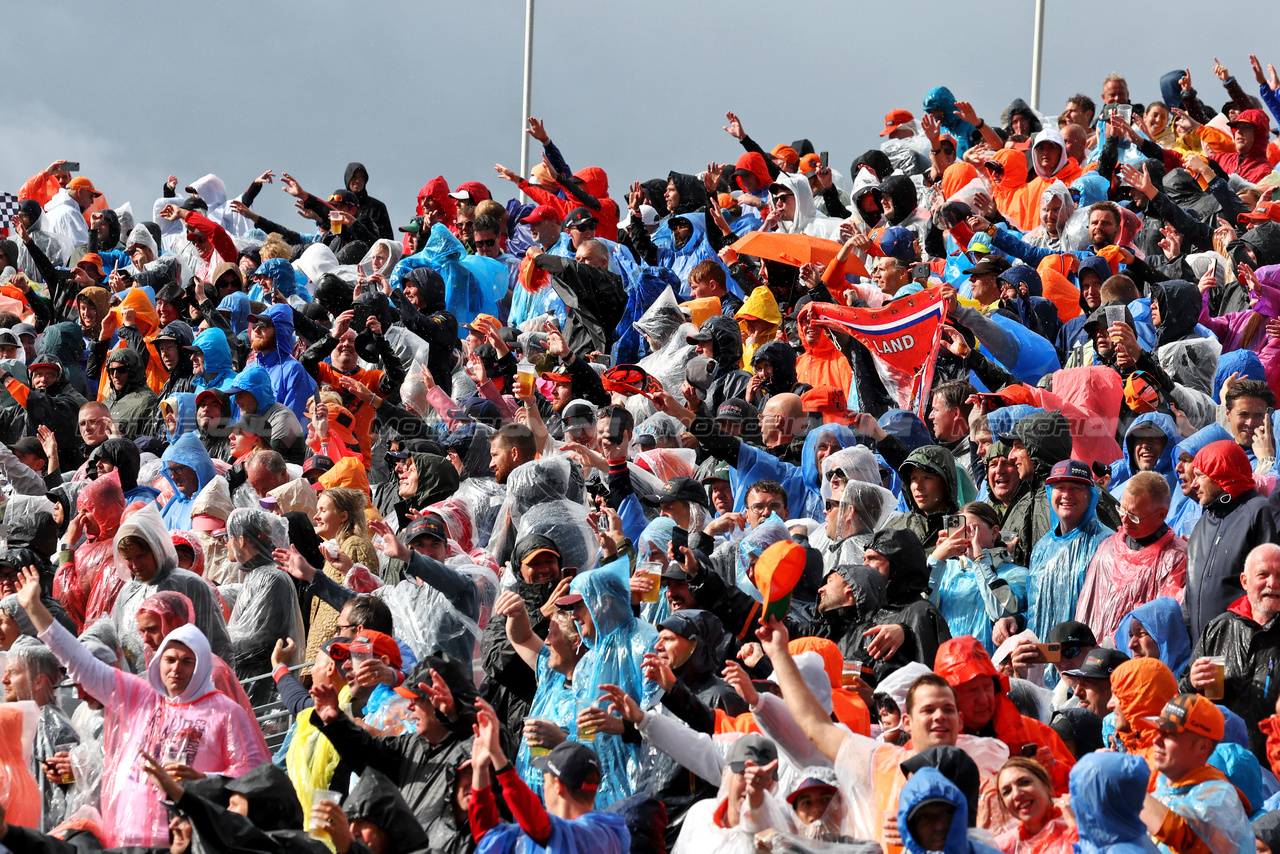 GP OLANDA, Circuit Atmosfera - fans in the grandstand.

27.08.2023. Formula 1 World Championship, Rd 14, Dutch Grand Prix, Zandvoort, Netherlands, Gara Day.

- www.xpbimages.com, EMail: requests@xpbimages.com © Copyright: Moy / XPB Images