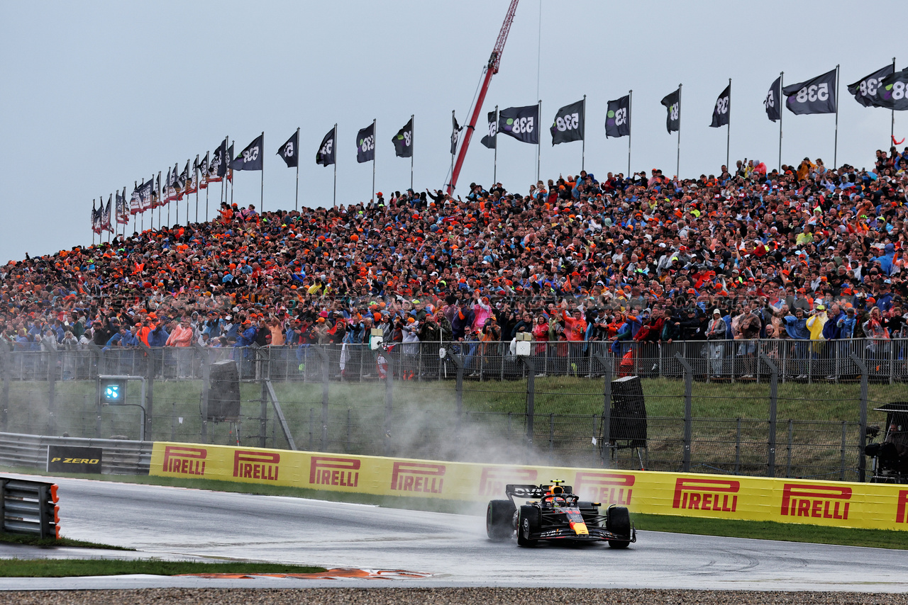 GP OLANDA, Sergio Perez (MEX) Red Bull Racing RB19.

27.08.2023. Formula 1 World Championship, Rd 14, Dutch Grand Prix, Zandvoort, Netherlands, Gara Day.

- www.xpbimages.com, EMail: requests@xpbimages.com © Copyright: Moy / XPB Images