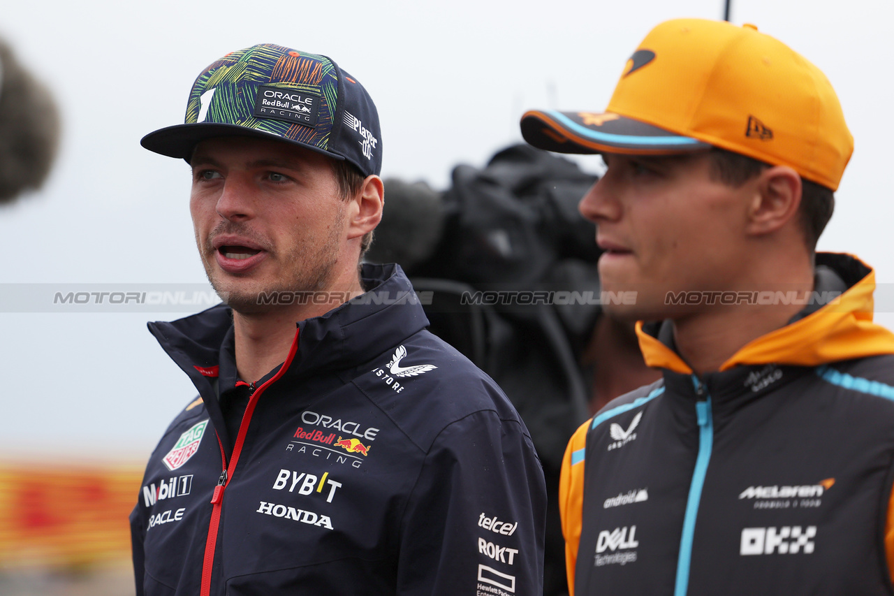 GP OLANDA, (L to R): Max Verstappen (NLD) Red Bull Racing with Lando Norris (GBR) McLaren on the drivers' parade.

27.08.2023. Formula 1 World Championship, Rd 14, Dutch Grand Prix, Zandvoort, Netherlands, Gara Day.

 - www.xpbimages.com, EMail: requests@xpbimages.com © Copyright: Staley / XPB Images