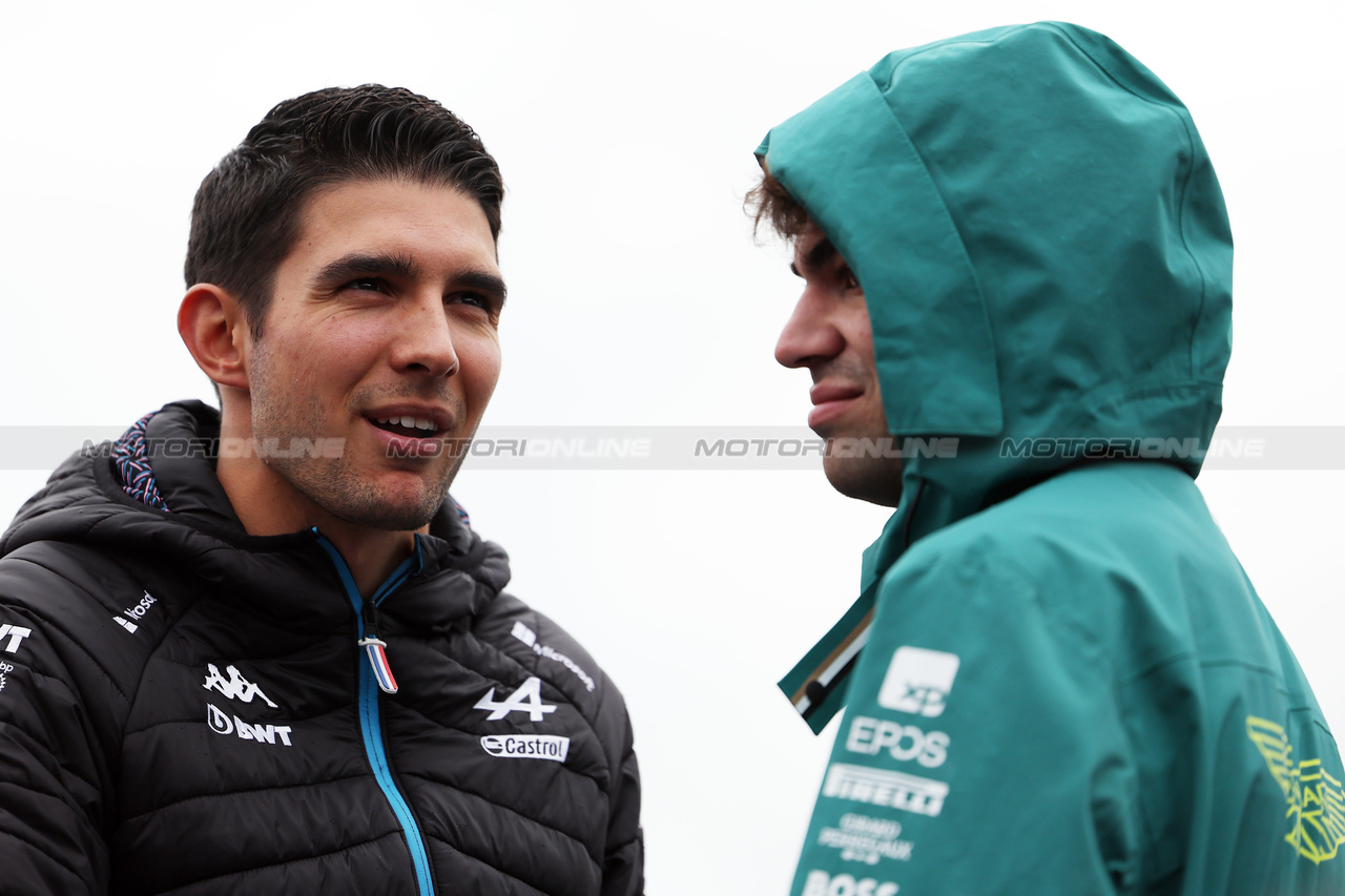 GP OLANDA, (L to R): Esteban Ocon (FRA) Alpine F1 Team with Lance Stroll (CDN) Aston Martin F1 Team on the drivers' parade.

27.08.2023. Formula 1 World Championship, Rd 14, Dutch Grand Prix, Zandvoort, Netherlands, Gara Day.

 - www.xpbimages.com, EMail: requests@xpbimages.com © Copyright: Staley / XPB Images