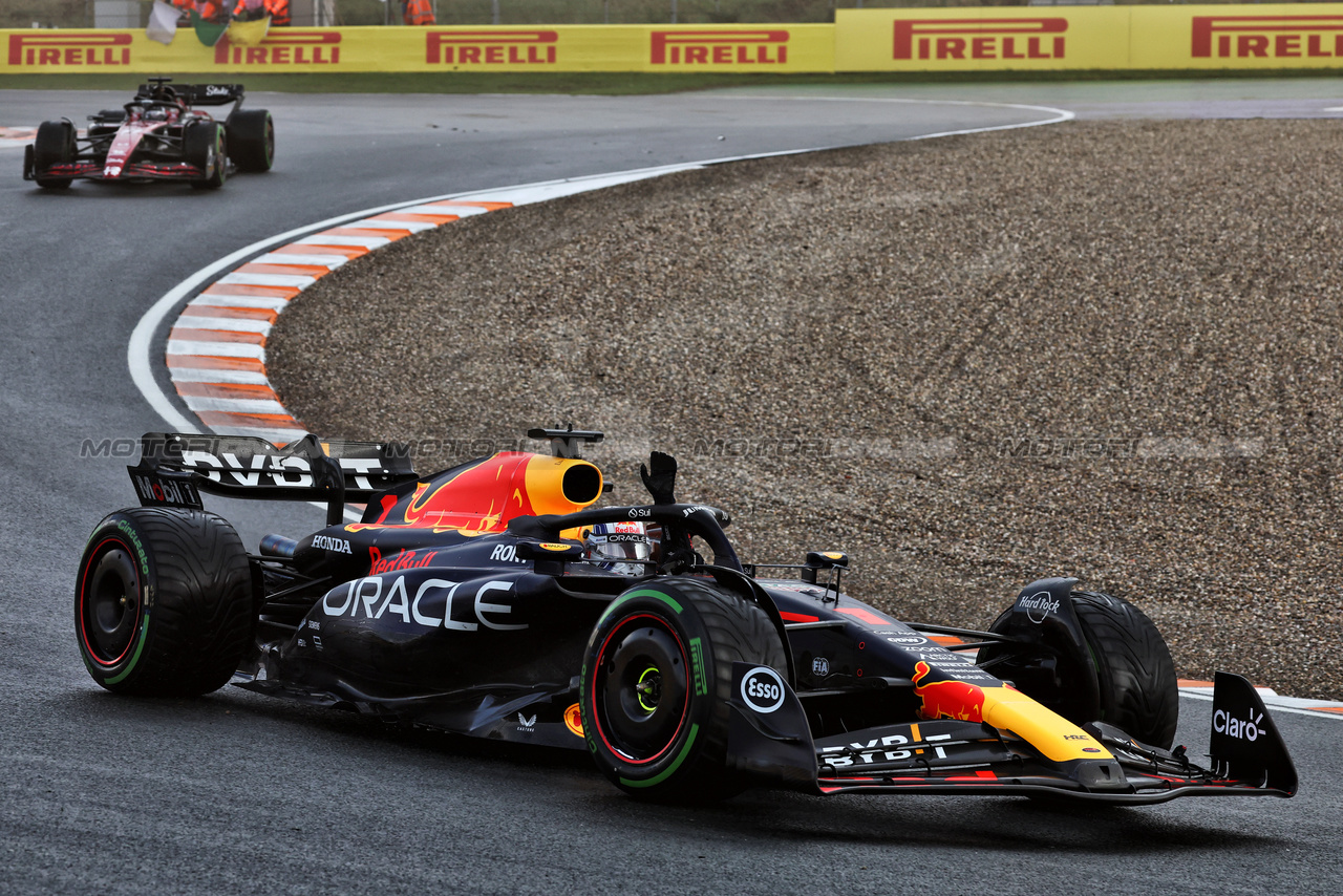 GP OLANDA, Gara winner Max Verstappen (NLD) Red Bull Racing RB19 celebrates at the end of the race.

27.08.2023. Formula 1 World Championship, Rd 14, Dutch Grand Prix, Zandvoort, Netherlands, Gara Day.

- www.xpbimages.com, EMail: requests@xpbimages.com © Copyright: Moy / XPB Images
