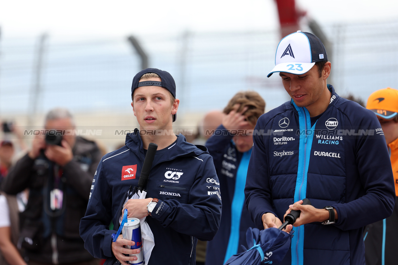 GP OLANDA, (L to R): Liam Lawson (NZL) AlphaTauri with Alexander Albon (THA) Williams Racing on the drivers' parade.

27.08.2023. Formula 1 World Championship, Rd 14, Dutch Grand Prix, Zandvoort, Netherlands, Gara Day.

 - www.xpbimages.com, EMail: requests@xpbimages.com © Copyright: Staley / XPB Images
