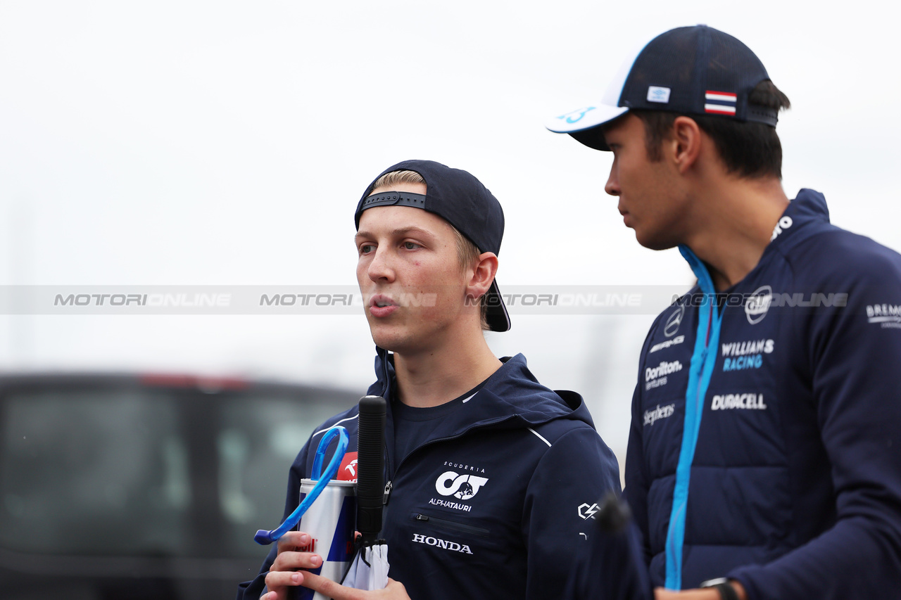 GP OLANDA, (L to R): Liam Lawson (NZL) AlphaTauri with Alexander Albon (THA) Williams Racing on the drivers' parade.

27.08.2023. Formula 1 World Championship, Rd 14, Dutch Grand Prix, Zandvoort, Netherlands, Gara Day.

 - www.xpbimages.com, EMail: requests@xpbimages.com © Copyright: Staley / XPB Images