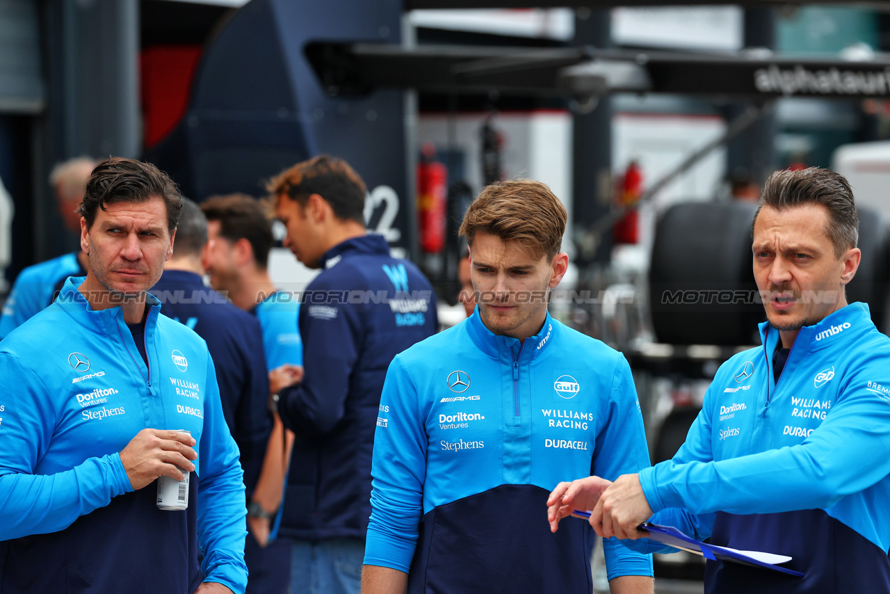 GP OLANDA, (L to R): Ben Jacobs (AUS) Williams Racing Personal Trainer with Logan Sargeant (USA) Williams Racing e Gaetan Jego, Williams Racing Gara Engineer.

24.08.2023. Formula 1 World Championship, Rd 14, Dutch Grand Prix, Zandvoort, Netherlands, Preparation Day.

 - www.xpbimages.com, EMail: requests@xpbimages.com © Copyright: Coates / XPB Images