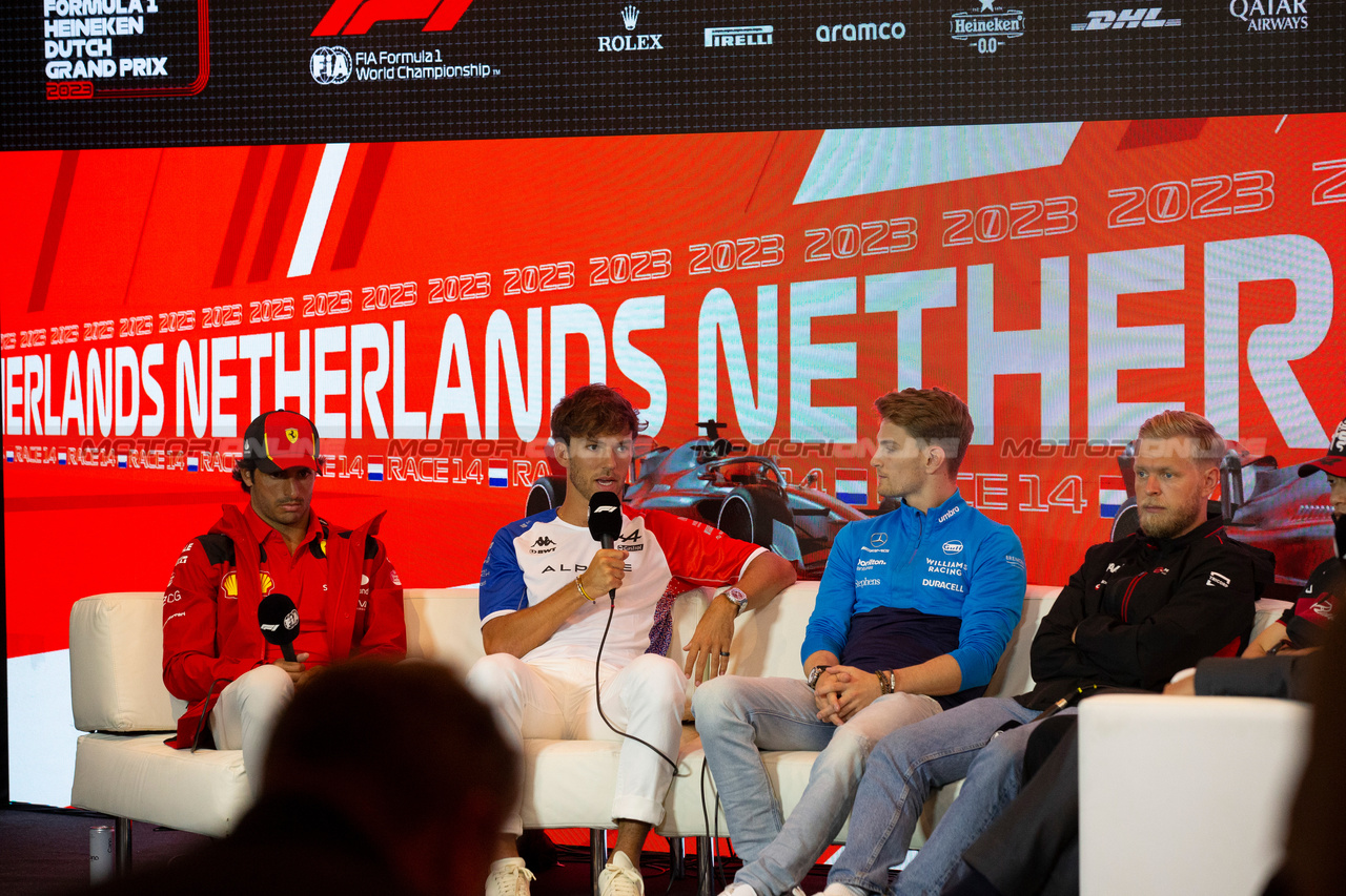GP OLANDA, (L to R): Carlos Sainz Jr (ESP) Ferrari; Pierre Gasly (FRA) Alpine F1 Team; Logan Sargeant (USA) Williams Racing; e Kevin Magnussen (DEN) Haas F1 Team, in the FIA Press Conference.

24.08.2023. Formula 1 World Championship, Rd 14, Dutch Grand Prix, Zandvoort, Netherlands, Preparation Day.

- www.xpbimages.com, EMail: requests@xpbimages.com © Copyright: XPB Images