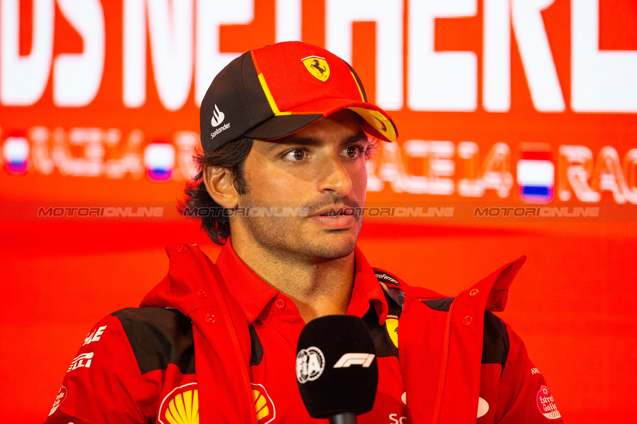 GP OLANDA, Carlos Sainz Jr (ESP) Ferrari in the FIA Press Conference.

24.08.2023. Formula 1 World Championship, Rd 14, Dutch Grand Prix, Zandvoort, Netherlands, Preparation Day.

- www.xpbimages.com, EMail: requests@xpbimages.com © Copyright: XPB Images