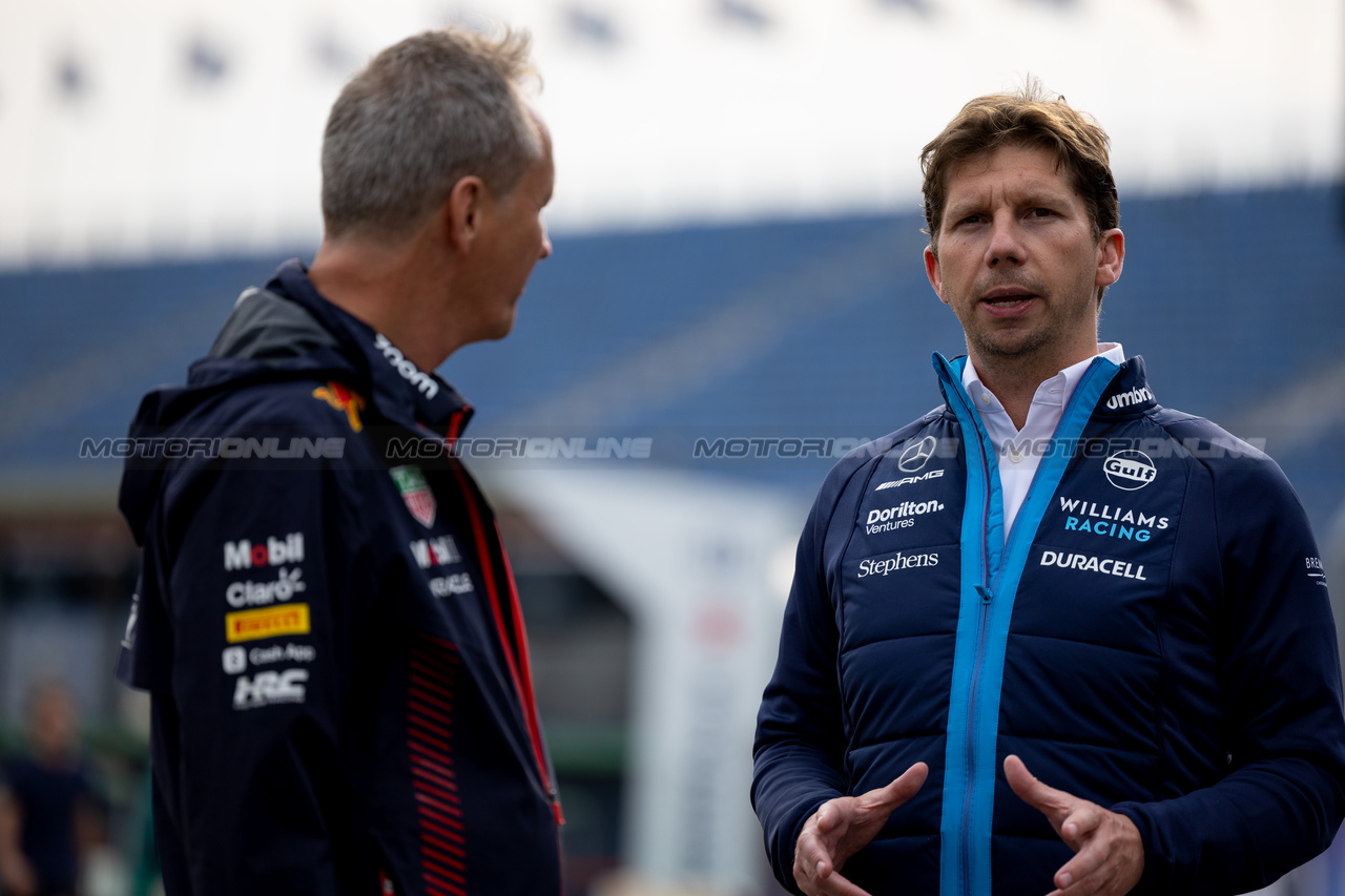GP OLANDA, James Vowles (GBR) Williams Racing Team Principal with Paul Monaghan (GBR) Red Bull Racing Chief Engineer.

24.08.2023. Formula 1 World Championship, Rd 14, Dutch Grand Prix, Zandvoort, Netherlands, Preparation Day.

 - www.xpbimages.com, EMail: requests@xpbimages.com © Copyright: Staley / XPB Images
