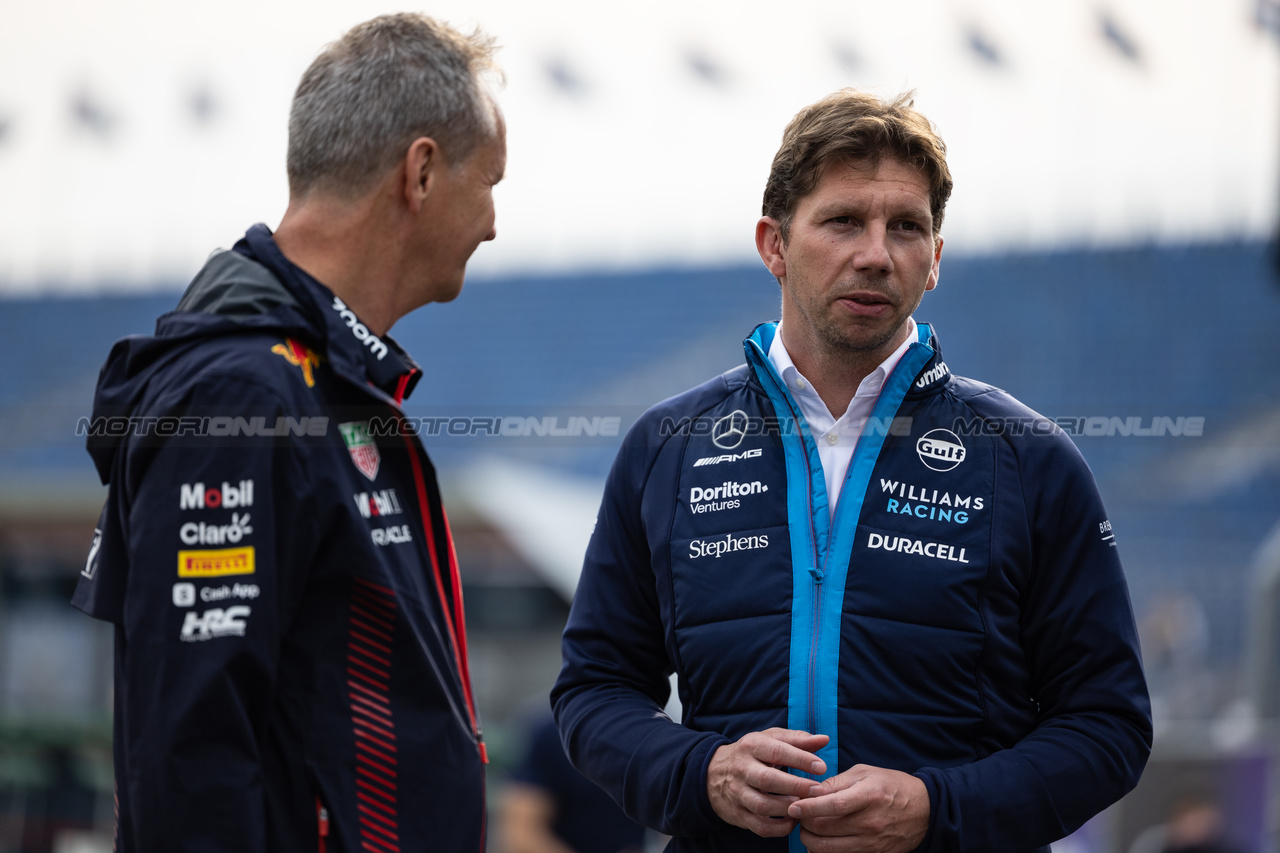 GP OLANDA, James Vowles (GBR) Williams Racing Team Principal with Paul Monaghan (GBR) Red Bull Racing Chief Engineer.

24.08.2023. Formula 1 World Championship, Rd 14, Dutch Grand Prix, Zandvoort, Netherlands, Preparation Day.

 - www.xpbimages.com, EMail: requests@xpbimages.com © Copyright: Staley / XPB Images