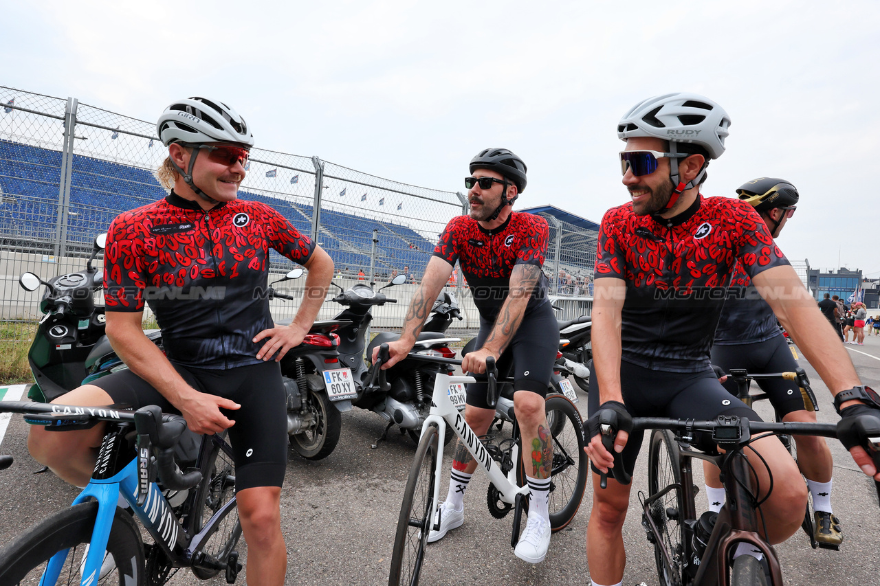 GP OLANDA, Valtteri Bottas (FIN) Alfa Romeo F1 Team, team bike ride - Boogie / Assos.

24.08.2023. Formula 1 World Championship, Rd 14, Dutch Grand Prix, Zandvoort, Netherlands, Preparation Day.

- www.xpbimages.com, EMail: requests@xpbimages.com © Copyright: Moy / XPB Images