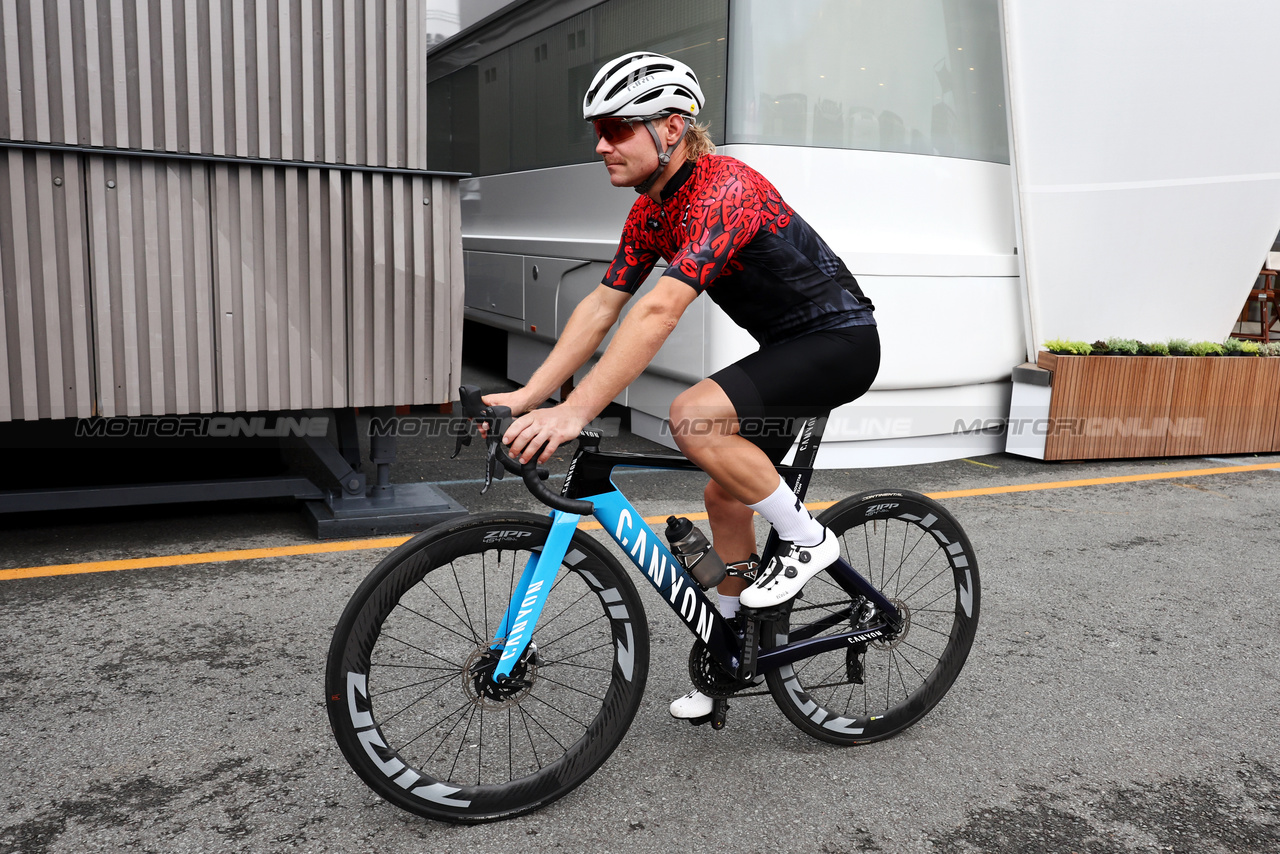 GP OLANDA, Valtteri Bottas (FIN) Alfa Romeo F1 Team, team bike ride - Boogie / Assos.

24.08.2023. Formula 1 World Championship, Rd 14, Dutch Grand Prix, Zandvoort, Netherlands, Preparation Day.

- www.xpbimages.com, EMail: requests@xpbimages.com © Copyright: Moy / XPB Images