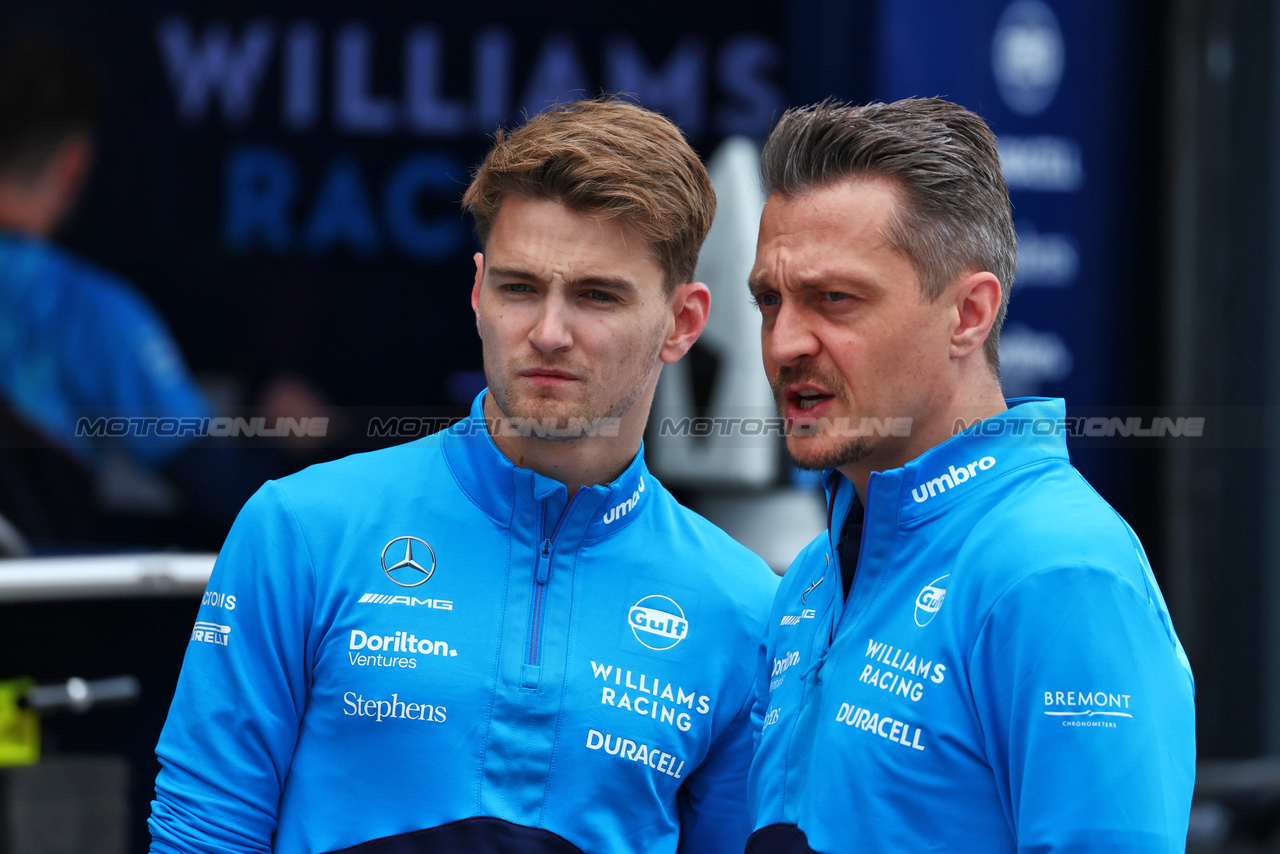 GP OLANDA, (L to R): Logan Sargeant (USA) Williams Racing with Gaetan Jego, Williams Racing Gara Engineer.

24.08.2023. Formula 1 World Championship, Rd 14, Dutch Grand Prix, Zandvoort, Netherlands, Preparation Day.

 - www.xpbimages.com, EMail: requests@xpbimages.com © Copyright: Coates / XPB Images