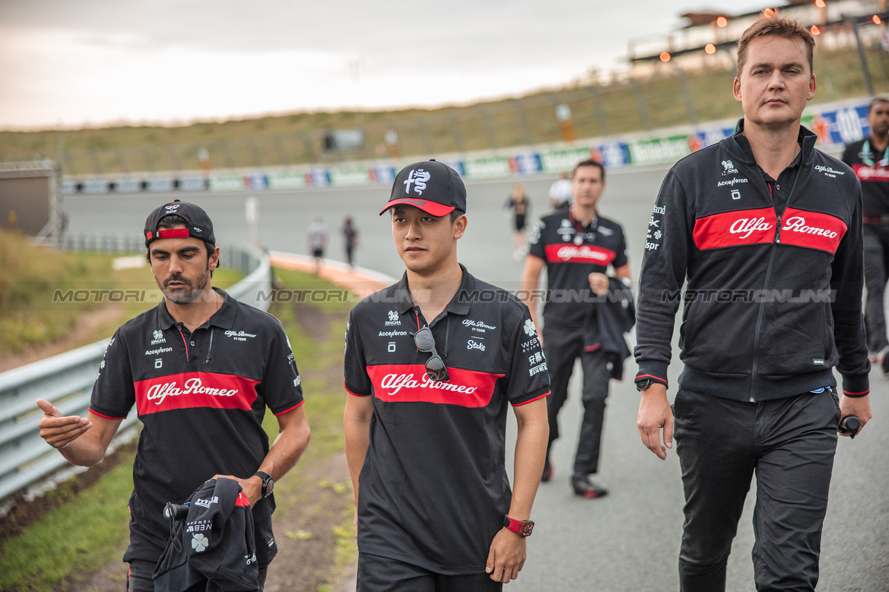 GP OLANDA, Zhou Guanyu (CHN) Alfa Romeo F1 Team walks the circuit with the team.

24.08.2023. Formula 1 World Championship, Rd 14, Dutch Grand Prix, Zandvoort, Netherlands, Preparation Day.

- www.xpbimages.com, EMail: requests@xpbimages.com © Copyright: Bearne / XPB Images