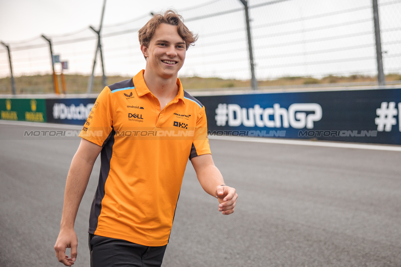 GP OLANDA, Oscar Piastri (AUS) McLaren walks the circuit.

24.08.2023. Formula 1 World Championship, Rd 14, Dutch Grand Prix, Zandvoort, Netherlands, Preparation Day.

- www.xpbimages.com, EMail: requests@xpbimages.com © Copyright: Bearne / XPB Images