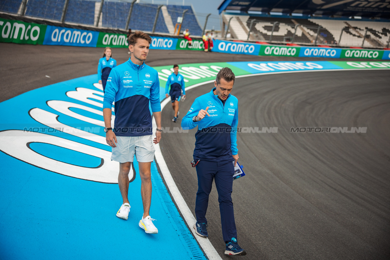 GP OLANDA, Logan Sargeant (USA) Williams Racing walks the circuit with Gaetan Jego, Williams Racing Gara Engineer.

24.08.2023. Formula 1 World Championship, Rd 14, Dutch Grand Prix, Zandvoort, Netherlands, Preparation Day.

- www.xpbimages.com, EMail: requests@xpbimages.com © Copyright: Bearne / XPB Images