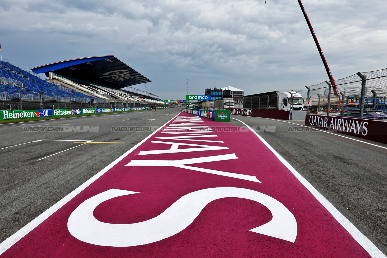 GP OLANDA, Circuit Atmosfera - pit entrance.

24.08.2023. Formula 1 World Championship, Rd 14, Dutch Grand Prix, Zandvoort, Netherlands, Preparation Day.

- www.xpbimages.com, EMail: requests@xpbimages.com © Copyright: Moy / XPB Images