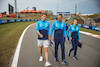 GP OLANDA, Logan Sargeant (USA) Williams Racing walks the circuit with Gaetan Jego, Williams Racing Gara Engineer e Elizabeth Wood Boyer (GBR) Williams Racing Performance Engineer.
24.08.2023. Formula 1 World Championship, Rd 14, Dutch Grand Prix, Zandvoort, Netherlands, Preparation Day.
- www.xpbimages.com, EMail: requests@xpbimages.com © Copyright: Bearne / XPB Images