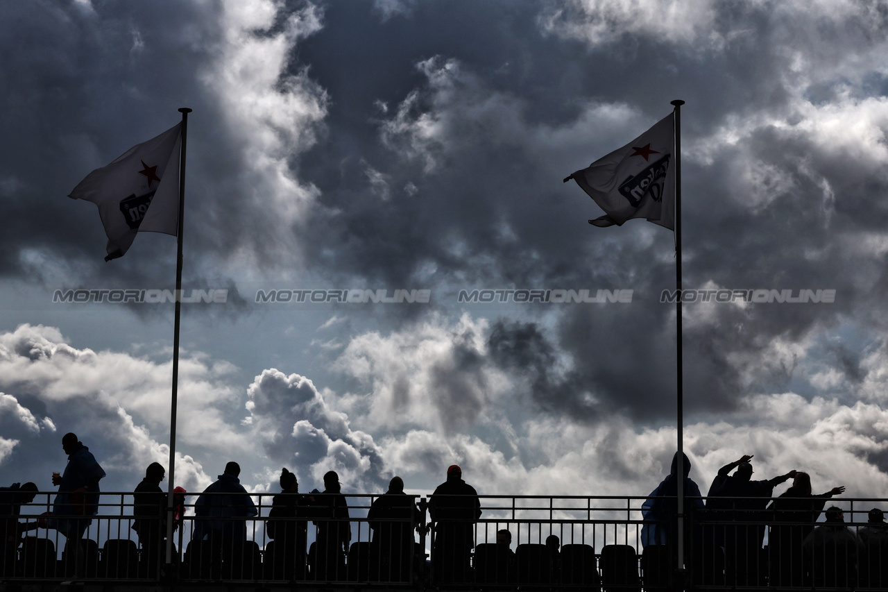 GP OLANDA, Circuit Atmosfera - fans in the grandstand.

26.08.2023. Formula 1 World Championship, Rd 14, Dutch Grand Prix, Zandvoort, Netherlands, Qualifiche Day.

- www.xpbimages.com, EMail: requests@xpbimages.com © Copyright: Moy / XPB Images